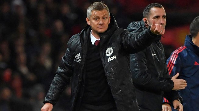 Gestur manajer Manchester United, Ole Gunnar Solskjaer di touchline pada laga Liga Inggris 2019/2020 kontra Arsenal di Old Trafford, Manchester, Selasa (1/10/2019) dini hari WIB. [Paul ELLIS / AFP]