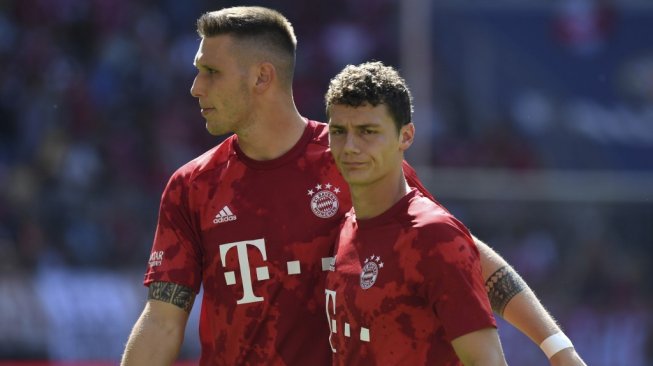 Bek tengah Bayern Munich, Niklas Sule (kiri) bersama bek sayap Benjamin Pavard. [Christof STACHE / AFP]