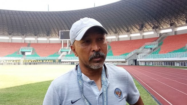 Pelatih Timnas Indonesia U-19, Fakhri Husaini saat ditemui usai menggelar latihan di Stadion Pakansari, Bogor, Selasa (1/10/2019). [Suara.com / Adie Prasetyo Nugraha]