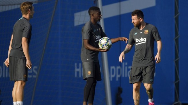 Penyerang sekaligus kapten Barcelona, Lionel Messi (kanan) dan penyerang Ousmane Dembele (tengah) melakoni sesi latihan di Joan Gamper Sports City, Barcelona, jelang laga Liga Champions 2019/2020 kontra Inter Milan. [LLUIS GENE / AFP]