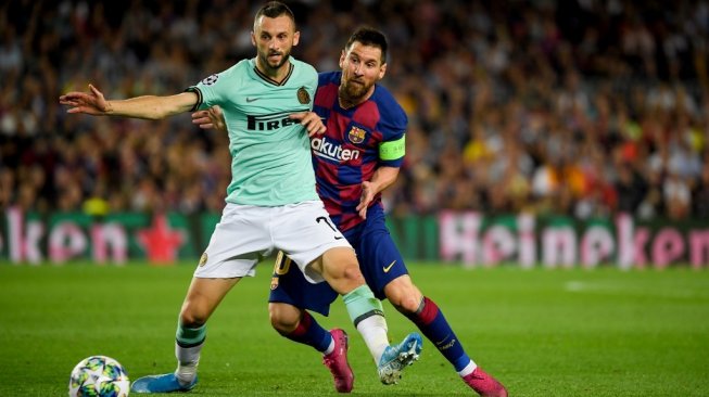 Gelandang Inter Milan, Marcelo Brozovic membayangi penyerang Barcelona, Lionel Messi pada gelaran Liga Champions 2019/20 di Stadion Camp Nou, Kamis (3/10/2019). (LLUIS GENE / AFP)