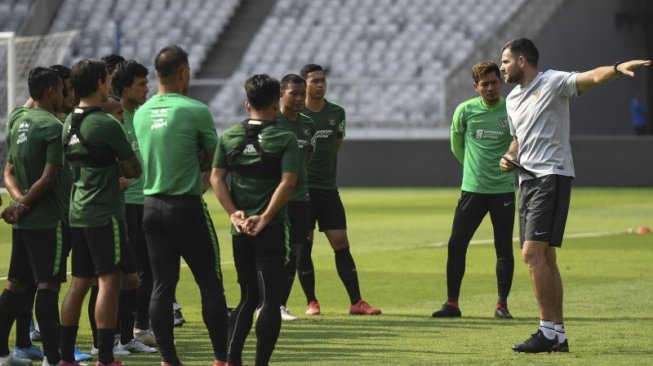 Pelatih Timnas Indonesia Simon McMenemy (kanan) memberikan instruksi kepada pemain timnas saat pemusatan latihan di Stadion Utama Gelora Bung Karno, Senayan, Jakarta, Rabu (2/10/2019). Latihan tersebut sebagai persiapan jelang melawan Uni Emirat Arab di Stadion Al Maktoum, Dubai, pada 10 Oktober dalam ajang Grup G Kualifikasi Piala Dunia 2022 zona Asia. ANTARA FOTO/Hafidz Mubarak A/aww. 