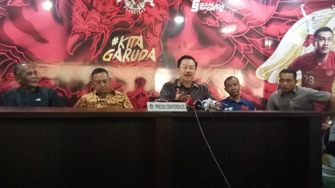 Ketua Komite Pemilihan PSSI Syarif Bastaman (tengah) bersama dengan anggotanya saat memberikan Keterangan pers terkait pendaftaran calon ketua Umum PSSI, wakil ketua umum PSSI, dan anggota Exco PSSI, Jumat (4/10/2019). (Adie Prasetyo Nugraha/suara.com).