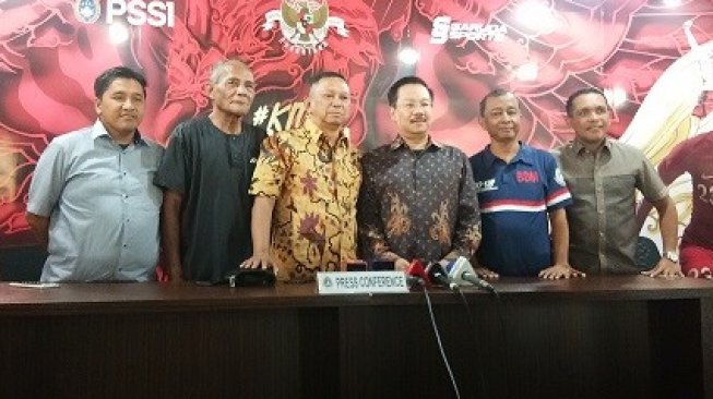 Ketua Komite Pemilihan PSSI Syarif Bastaman (tengah) bersama dengan anggotanya saat memberikan Keterangan pers terkait pendaftaran calon ketua Umum PSSI, wakil ketua umum PSSI, dan anggota Exco PSSI, Jumat (4/10/2019). (Adie Prasetyo Nugraha/suara.com).