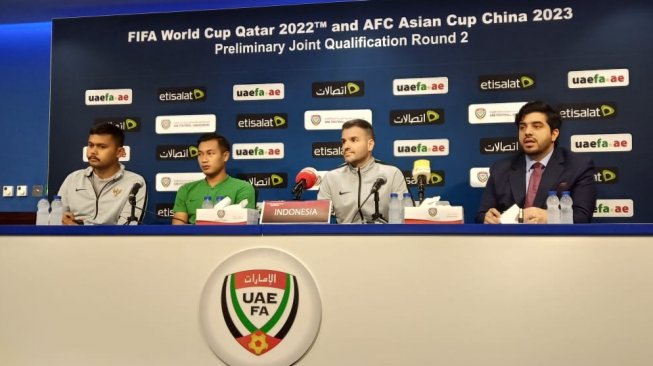 Pelatih timnas Indonesia Simon McMenemy (kedua kanan) dan pemainnya Hansamu Yama (kedua kiri) dalam jumpa pers sehari jelang menghadapi Uni Emirat Arab (UEA) di ajang Kualifikasi Piala Dunia 2022 zona Asia, Rabu (9/10/2019). (dok. PSSI).