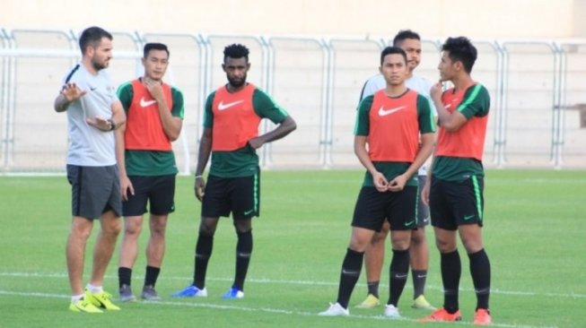 Pelatih tim nasional Indonesia Simon McMenemy (kiri) memberikan instruksi kepada pemain dalam latihan di Lapangan Al Arabi Sports Club, Dubai, Minggu (6/10/2019). Kegiatan itu sebagai persiapan untuk laga Grup G Kualifikasi Piala Dunia 2022 zona Asia kontra Uni Emirat Arab, Kamis (10/10). (Persatuan Sepak Bola Seluruh Indonesia/PSSI) 