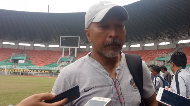 Pelatih timnas Indonesia U-19 Fakhri Husaini saat memberikan keterangan pers usai laga uji coba kontra Tira-Persikabo di Stadion Pakansari, Cibinong, Bogor, Sabtu (12/10/2019) [Suara.com/Adie Prasetyo Nugraha].