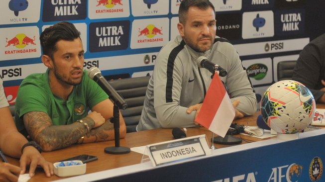 Pemain Timnas Indonesia Stefano Lilipaly (kiri) bersama Pelatih Timnas Indonesia Simon McMenemy, memberi keterangan terkait kesiapan timnya menghadapi Timnas Vietnam dalam konferensi pers menjelang pertandingan sepak bola kualifikasi Piala Dunia 2022 zona Asia di Sanur, Bali, Senin (14/10/2019). ANTARA FOTO/Nyoman Budhiana