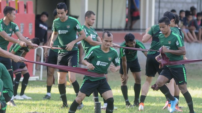 Sejumlah pemain Timnas Indonesia mengikuti latihan di Lapangan Trisakti, Legian, Bali, Minggu (13/10/2019). Latihan tersebut sebagai persiapan menjelang pertandingan Grup G Kualifikasi Piala Dunia 2022 Zona Asia melawan Timnas Vietnam di Stadion Kapten I Wayan Dipta, Gianyar pada 15 Oktober mendatang. ANTARA FOTO/Fikri Yusuf