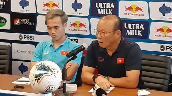 Pelatih timnas Vietnam Park Hang-Seo (kanan) dan pemain timnas Vietnam Nguyen Van Toan memberikan keterangan kepada media di Sanur, Bali, Senin (14/10/2019), sebelum laga Grup G Kualifikasi Piala Dunia 2022 zona Asia kontra Indonesia. Pertandingan itu berlangsung di Stadion Kapten I Wayan Dipta, Gianyar, Bali, Selasa (15/10/2019). ANTARA/Michael Siahaan.