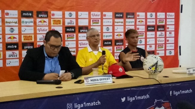 Pelatih Persija Jakarta Edson Tavares (tengah) dan pemainnya Sandi Sute (kanan) dalam jumpa pers sehari jelang pertandingan kontra Semen Padang di Stadion Patriot, Bekasi, Selasa (15/10/2019). (Adie Prasetyo Nugraha/suara.com).