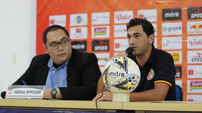 Pelatih Semen Padang Eduardo Almeida (kanan) dalam jumpa pers sehari jelang pertandingan melawan Persija Jakarta di Stadion Patriot, Bekasi, Selasa (15/10/2019). (dok. Persija).