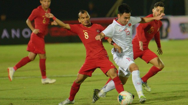 Pemain Timnas Indonesia Riko Simanjuntak (kedua kiri) berebut bola dengan pesepak bola Timnas Vietnam Pham Duc Hui (kedua kanan) dalam pertandingan Grup G Kualifikasi Piala Dunia 2022 zona Asia di Stadion I Wayan Dipta, Gianyar, Bali, Selasa (15/10/2019). ANTARA FOTO/Nyoman Budhiana