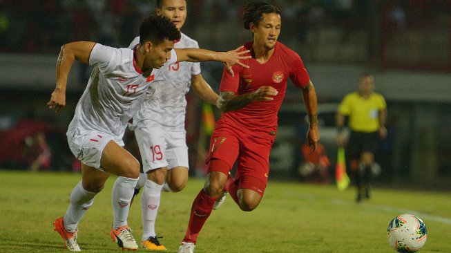 Pesepak bola Timnas Indonesia Irfan Bachdim (kanan) melewati pesepak bola Timnas Vietnam Vu Van Thanh (kiri) dalam pertandingan Grup G Kualifikasi Piala Dunia 2022 zona Asia di Stadion I Wayan Dipta, Gianyar, Bali, Selasa (15/10). [ANTARA FOTO/Nyoman Budhiana]