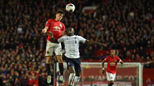 Gelandang Manchester United, Daniel James (kiri) bersaing dengan striker Liverpool Sadio Mane selama pertandingan sepak bola Liga Inggris antara Manchester United melawan Liverpool di Old Trafford, Manchester, Inggris, Senin (21/10). dini hari WIB. [Oli SCARFF / AFP]