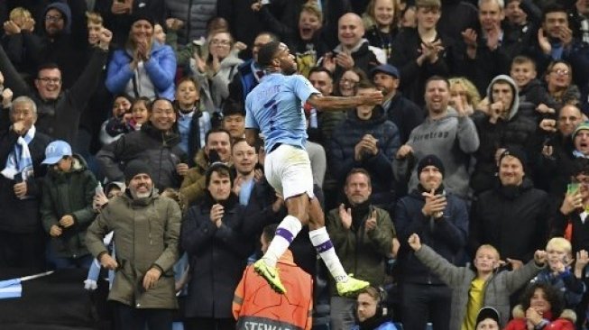 Gelandang Manchester City Raheem Sterling (tengah) merayakan golnya ke gawang Atalanta setelah mencetak hat-trixk dalam pertandingan grup C Liga Champions di Etihad Stadium, Manchester. Paul ELLIS / AFP