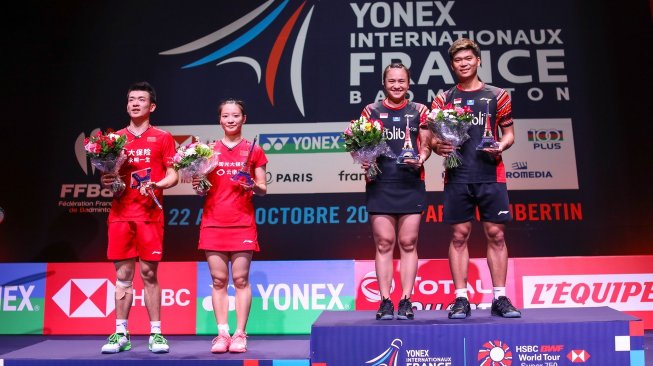 Pasangan ganda campuran Indonesia, Praveen Jordan/Melati Daeva Oktavianti, menjuarai ajang French Open 2019 usai kalahkan Zheng Si Wei/Huang Ya Qiong (China), Minggu (27/10). [Humas PBSI]