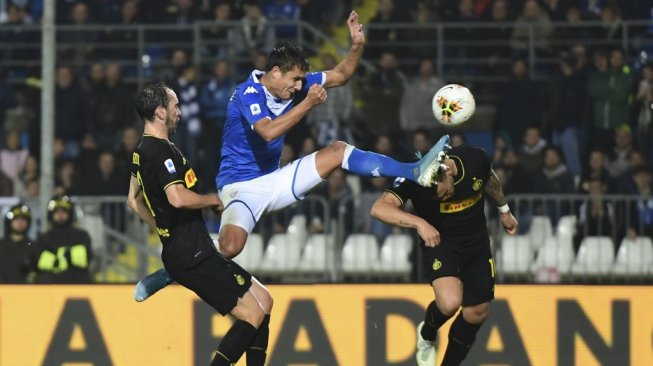 Pemain Inter Milan berebut bola dengan pemain Brescia pada lanjutan Liga Italia 2019/20 di Stadion Mario Rigamonti, Rabu (30/10/2019). [Miguel MEDINA / AFP]