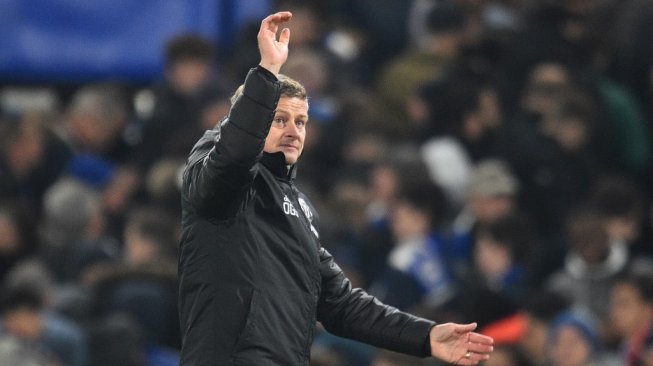 Pelatih Manchester United, Ole Gunnar Solskjaer nampak membalas sapaan fans usai menundukkan Chelsea di Stadion Stamford Bridge, Kamis (31/10/2019), [Glyn KIRK / AFP]