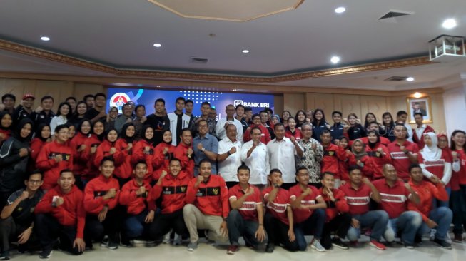 Kemenpora memberikan bonus kepada enam cabang olahraga berprestasi yang mengukir prestasi di kancah internasional sepanjang 2019 di Wisma Kemenpora, Senayan, Jakarta, Selasa (5/11). [Suara.com/Arief Apriadi]