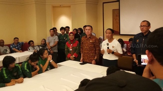 Menpora Zainudin Amali (kanan) dan Ketua Umum PSSI Mochamad Iriawan (kiri) saat memberikan penyuluhan kepada Timnas Indonesia U-22 dan Timnas Putri Indonesia di Hotel Sultan, Senayan, Jakarta, Jumat (8/11/2019), sebelum berangkat ke Filipina untuk mengikuti SEA Games 2019. [Suara.com / Adie Prasetyo Nugraha]