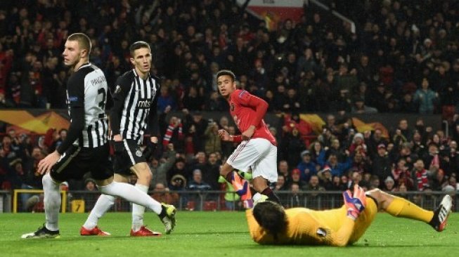 Striker Manchester United Mason Greenwood (tengah) sukses mencetak gol saat membuka kemenangan timnya atas Partizan Belgrade di laga Liga Europa di Old Trafford. Oli SCARFF / AFP