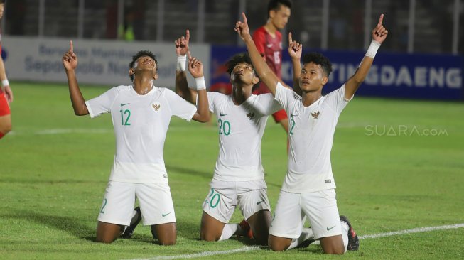 Pemain Timnas Indonesia U-19 Amiruddin Bagus Alfikri (tengah) bersama rekannya melakukan selebrasi usai mencetak gol ke gawang timnas Hong Kong U-19 dalam laga babak kualifikasi Grup K Piala Asia U-19 2020 di Stadion Madya Gelora Bung Karno, Jakarta, Jumat (8/11). [Suara.com/Arya Manggala]