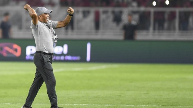 Pelatih Timnas Indonesia U-19, Fakhri Husaini meluapkan kegembiraan seusai pertandingan melawan Korea Utara pada laga Kualifikasi Piala Asia U-19 2020 Grup K di Stadion Utama Gelora Bung Karno, Senayan, Jakarta, Minggu (10/11/2019) malam. [ANTARA FOTO/Hafidz Mubarak A]