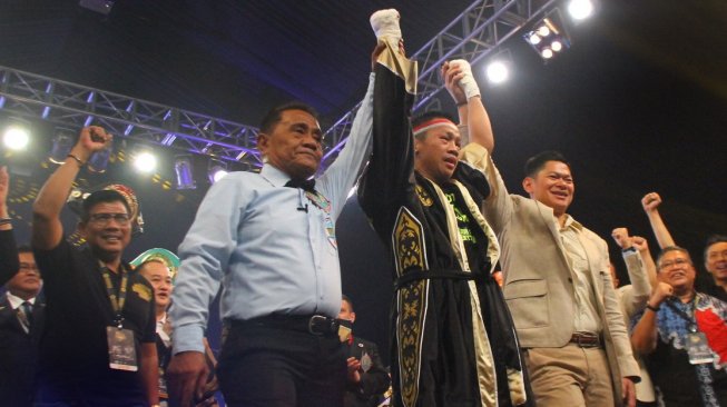 Petinju Indonesia, Daud Yordan (ketiga dari kiri), bersama pemilik Mahkota Promotion, Raja Sapta Oktohari, melakukan selebrasi usai mengalahkan Michael Mokoena (Afrika Selatan) dalam perebutan sabuk juara dunia tinju kelas ringan super IBA dan WBO Oriental di Batu, Jawa Timur, Minggu (17/11/2019). [Antara/Ari Bowo Sucipto]