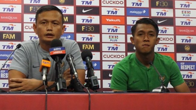 Asisten pelatih tim nasional Indonesia Yeyen Tumena (kiri) didampingi Febri Haryadi dalam jumpa pers purnalaga usai kalah melawan Malaysia dalam lanjutan Kualifikasi Piala Dunia 2022 Grup G zona Asia di Stadion Nasional Bukit Jalil, Kuala Lumpur, Malaysia, Selasa (19/11/2019). (ANTARA/Agus Setiawan)