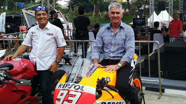 Legenda balap motor, Michael 'Mick' Doohan (kanan) saat menghadiri acara Pre Launching Mandalika Grand Prix Association (MGPA) di SCBD, Jakarta, Sabtu (23/11/2019). (Suara.com/ Arief Apriadi)