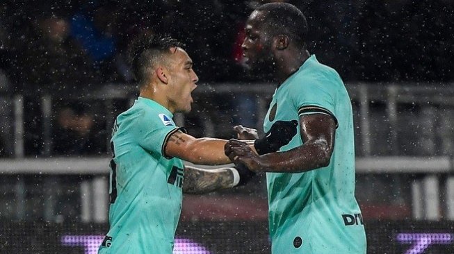 Striker Inter Milan Lautaro Martinez dan Romelu Lukaku bermain gemilang saat timnya mengalahkan Torino di laga lanjutan Serie A pekan ke-13, Minggu (24/11/2019) dini hari WIB. (Foto: AFP)