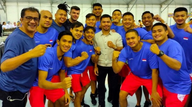 Timnas Polo Air Indonesia foto bareng dengan legenda tinju dunia asal Filipina, Manny Pacquiao (tengah), di sela latihan jelang SEA Games 2019 di New Clark City Aquatic Center, Capas, Senin (25/11/). [Dok. PRSI]