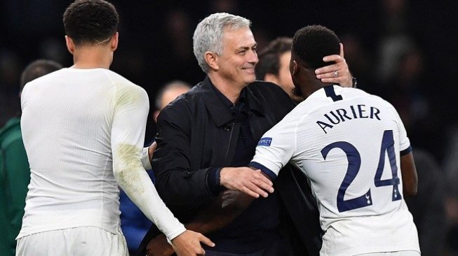 Pelatih Jose Mourinho menyalami para pemainnya usai Tottenham Hotspur mengalahkan Olympiakos 4-2 di laga lanjutan fase grup Liga Champions, Rabu (27/11/2019) dini hari WIB. (Foto:AFP)