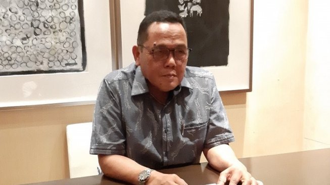 Wakil Ketua Umum PSSI Mayjen TNI Cucu Somantri memberikan keterangan mengenai pertemuan dengan salah satu calon pelatih tim nasional Indonesia Luis Milla di Manila, Filipina, Jumat (29/11/2019). (ANTARA/Michael Siahaan)