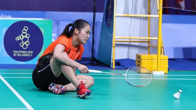 Ekpresi kekecewaan pebulutangkis tunggal putri Indonesia, Ruselli Hartawan, di final SEA Games 2019. Ia kalah dari Selvaduray Kisona (Malaysia), Senin (9/12). [Humas PBSI]