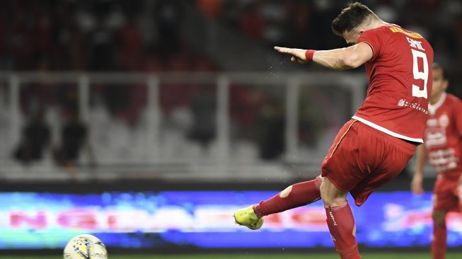 Striker Persija Jakarta Marko Simic melakukan tendangan penalti ke gawang Madura United pada laga lanjutan Liga 1 di Stadion Utam Gelora Bung Karno, Jakarta, Jumat (13/12/2019). ANTARA FOTO/Hafidz Mubarak A