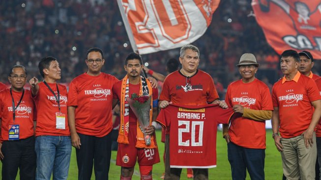 Pesepak bola Persija Jakarta Bambang Pamungkas (keempat kiri) berfoto bersama Gubernur DKI Jakarta Anies Baswedan (ketiga kiri), CEO Persija Jakarta Ferry Paulus (kedua kiri) dan tokoh nasional Dahlan Iskan (kedua kanan) usai melawan Persebaya Surabaya dalam lanjutan Liga 1 di Stadion Utama Gelora Bung Karno (GBK), Jakarta, Selasa (17/12/2019). Dalam laga tersebut Bambang Pamungkas mengakhiri karirnya di sepak bola sebagai pemain. ANTARA FOTO/M Risyal Hidayat/pras.