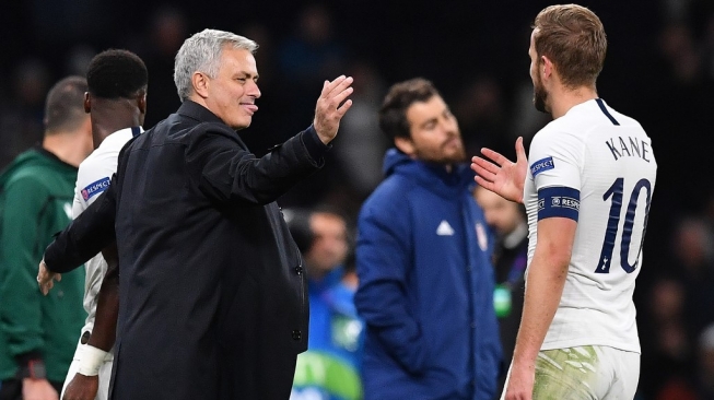 Manajer Tottenham Hotspur, Jose Mourinho (kiri) dan penyerang andalan Tottenham Hotspur, Harry Kane. [Ben STANSALL / AFP]