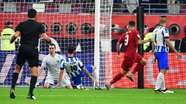 Gelandang Liverpool Roberto Firmino (kedua kanan) mencetak gol ke gawang klub asal Meksiko, Monterrey di semifinal Piala Dunia Antarklub 2019 di Khalifa International Stadium, Qatar. Giuseppe CACACE / AFP 