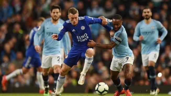 Striker Leicester City Jamie Vardy (kiri) berebut bola dengan gelandang Manchester City Raheem Sterling (kanan) saat laga Liga Inggris di Etihad Stadium. Oli SCARFF / AFP