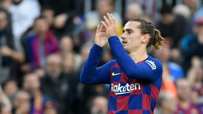 Striker Barcelona, Antoine Griezmann, merayakan golnya ke gawang Deportivo Alaves pada laga lanjutan La Liga Spanyol pekan ke-18 di Camp Nou, Sabtu (21/12/2019). [AFP/Lluis Gene]