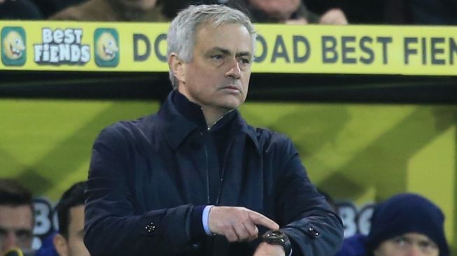 Gestur manajer Tottenham Hotspur, Jose Mourinho pada laga Liga Inggris 2019/2020 kontra Norwich City di Carrow Road, Minggu (29/12/2019) dini hari WIB. [Lindsey Parnaby / AFP]