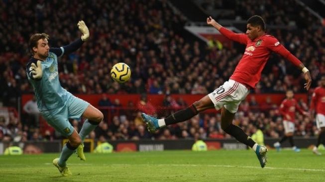 Pemain Manchester United Marcus Rashford (kiri) menjebol gawang Norwich City yang dikawal Tim Krull dalam pertandingan Liga Inggris di Old Trafford, Sabtu (11/1/2020). [AFP]