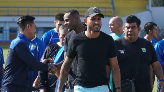 Dua pemain asing asal Brasil, Wander Luiz dan Joel Vinicius mengikuti latihan perdana bersama Persib Bandung, di lapangan Arcamanik, Bandung, Minggu (12/1/2020). [Suara.com/Aminuddin]