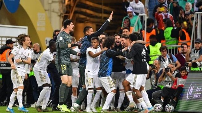 Para pemain Real Madrid merayakan kemenangan adu penalti atas Atletico Madrid saat final Piala Super Spanyol di King Abdullah Sports City, Jeddah. Giuseppe CACACE / AFP