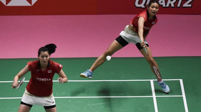 Pebulutangkis Thailand, Puttita Supajirakul (kiri), saat berpasangan dengan Jongkolphan Kititharakul. [AFP/Lillian Suwanrumpha]