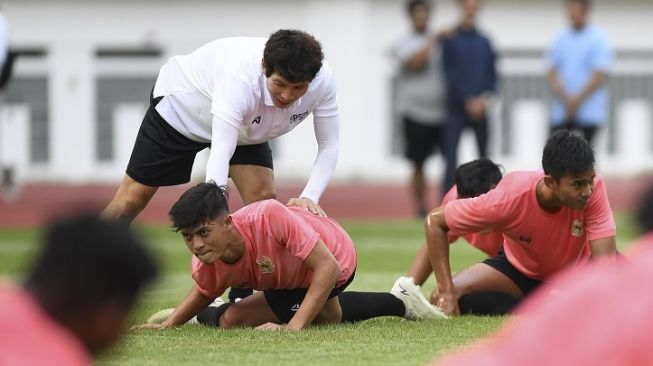 Pelatih Timnas Indonesia U-19 Gong Oh-kyun memberikan instruksi saat seleksi pemain Timnas Indonesia U-19 di Stadion Wibawa Mukti, Cikarang, Bekasi, Jawa Barat, Senin (13/1/2020). Sebanyak 51 pesepak bola hadir mengikuti seleksi pemain Timnas U-19 yang kemudian akan dipilih 30 nama untuk mengikuti pemusatan latihan di Thailand. ANTARA FOTO/Hafidz Mubarak A/wsj.