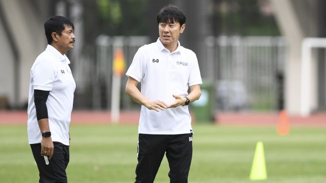 Pelatih Timnas Indonesia Shin Tae-yong (kanan) berbincang dengan asisten pelatih Indra Sjafri saat seleksi pemain Timnas Indonesia U-19 di Stadion Wibawa Mukti, Cikarang, Bekasi, Jawa Barat, Senin (13/1/2020). ANTARA FOTO/Hafidz Mubarak A