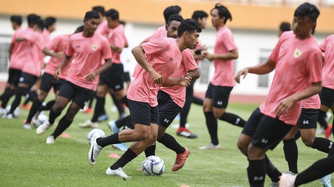 Sejumlah pesepak bola mengikuti seleksi pemain Timnas Indonesia U-19 di Stadion Wibawa Mukti, Cikarang, Bekasi, Jawa Barat, Senin (13/1/2020). Sebanyak 51 pesepak bola hadir mengikuti seleksi pemain Timnas U-19 yang kemudian akan dipilih 30 nama untuk mengikuti pemusatan latihan di Thailand. ANTARA FOTO/Hafidz Mubarak A